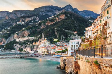 Amalfi, İtalya kıyı kasabası alacakaranlıkta Tyrhenian Denizi üzerinde ufuk çizgisi.