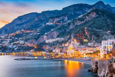 Amalfi, İtalya kıyı kasabası alacakaranlıkta Tyrhenian Denizi üzerinde ufuk çizgisi.