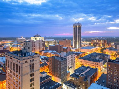 Springfield, Illinois, ABD şehir merkezi alacakaranlıkta ufuk çizgisi.