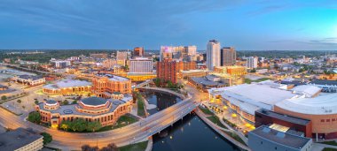 Rochester, Minnesota, ABD Zumbro Nehri üzerindeki şehir manzarası.