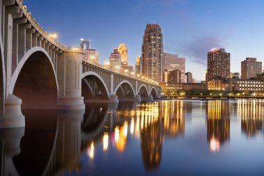 Minneapolis, Minnesota, ABD şehir merkezi. Mississippi Nehri üzerinde ufuk çizgisi. Alacakaranlık vakti Üçüncü Cadde Köprüsü..