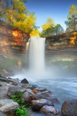 Minneapolis, Minneapolis, Minnehaha Şelalesi 'nde bir yaz sabahı.