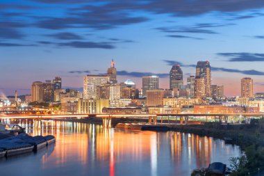 Saint Paul, Minnesota, ABD şehir merkezi Mississippi Nehri üzerinde alacakaranlıkta ufuk çizgisi.