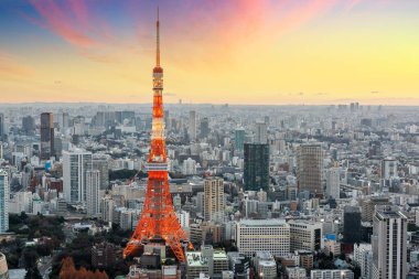 Tokyo şehri, Tokyo Kulesi ile alacakaranlıkta..