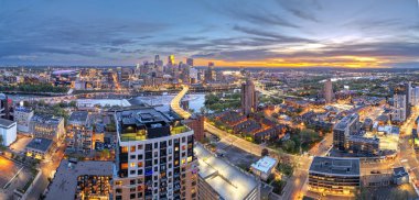 Minneapolis, Minnesota, ABD şehir merkezi alacakaranlıkta nehrin üzerinde ufuk çizgisi.