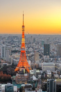 Tokyo şehri, Tokyo Kulesi ile alacakaranlıkta..
