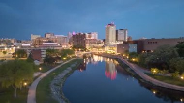 Rochester, Minnesota, ABD Zumbro Nehri üzerindeki şehir manzarası.