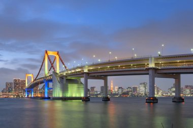 Tokyo, Japonya Gökkuşağı Köprüsü mavi saatte körfezi kaplıyor.