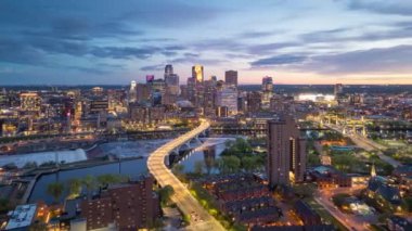 Minneapolis, Minnesota, ABD şehir merkezi alacakaranlıkta nehrin üzerinde ufuk çizgisi.