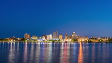 Peoria, Illinois, ABD şehir merkezi alacakaranlıkta göl kenarında..