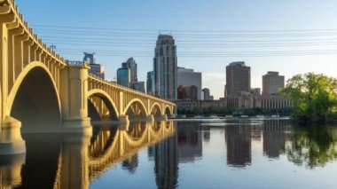 Minneapolis, Minnesota, ABD alacakaranlıkta Mississippi Nehri 'ndeki Stone Arch Köprüsü ile gökyüzü.