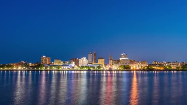Peoria, Illinois, USA skyline du centre-ville sur le lac au crépuscule.