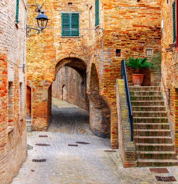 Corinaldo, İtalya Marche bölgesinde tarihi merdiven.