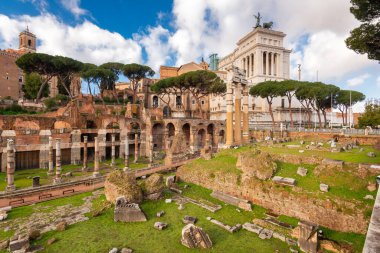 Roma, İtalya 'da Victor Emmanuel Anıtı ve Antik Roma kalıntıları gündüz.