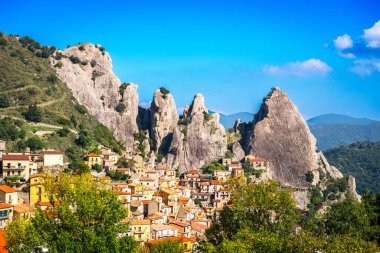 Castelmezzano, İtalya Lucanian Dolomite dağlarında sivri tepeli.