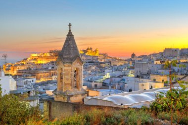 Ostuni, İtalya 'nın tarihi şehri Puglia' da şafak vakti ufuk çizgisi.