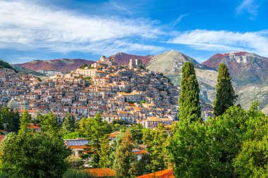 Morano Calabro, İtalya 'nın Calabria bölgesinin Cosenza eyaletindeki tepe kasabası..