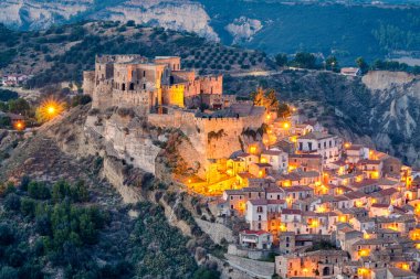 Rocca Imperiale, İtalya 'nın Calabria bölgesinde gece yarısı tepe şehri.