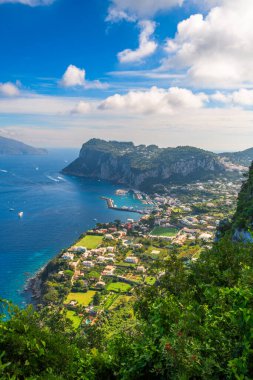 Capri, İtalya 'nın Marina Grande üzerindeki hava manzarası.