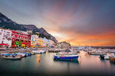 Alacakaranlık vakti Marina Grande 'de dükkanları ve restoranları olan Capri, İtalya.