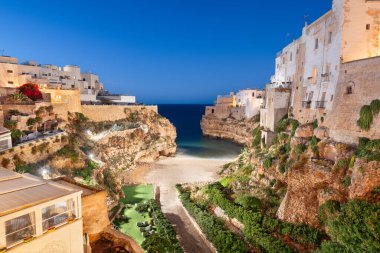 Polignano a Mare, İtalya Alacakaranlıkta sahile bakan.