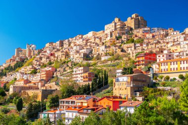 Troina, Sicilya, İtalya Ağaçların üstündeki tepe şehri.