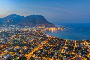 Palermo, Sicilya, İtalya Mondello ilçesinde alacakaranlıkta..