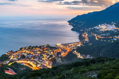 Vietri Sul Mare, İtalya alacakaranlıkta Amalfi kıyısında ufuk çizgisi.