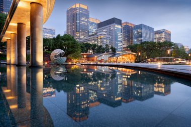 Chiyoda, Tokyo, Japonya şehir manzarası Wadakura Parkı 'ndan mavi saatte.