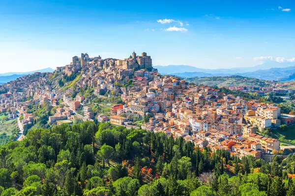 Troina, Sicilya, İtalya Ağaçların üstündeki tepe şehri.