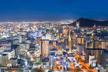 Takamatsu, Japonya şehir merkezi mavi saatte gökyüzüne yükseliyor..