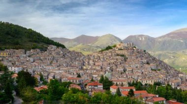 Morano Calabro, İtalya 'nın Calabria bölgesinin Cosenza eyaletindeki tepe kasabası..