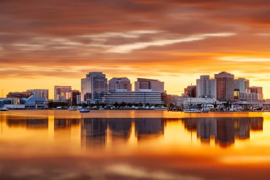 Norfolk, Virginia, ABD Şafakta Chesapeake Körfezi 'nde.