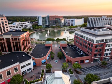 Newport News, Virginia, ABD şehir merkezi Alacakaranlıkta yukarıdan.