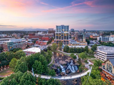 Greenville, Güney Carolina şafakta Reedy Creek 'teki Falls Park' ta..
