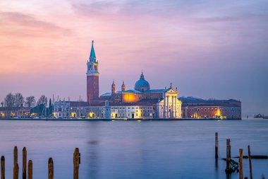 İtalya, Venedik 'te şafak vakti San Giorgio Maggiore Kilisesi.