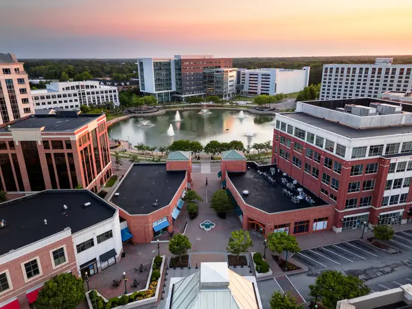 Newport News, Virginia, ABD şehir merkezi Alacakaranlıkta yukarıdan.