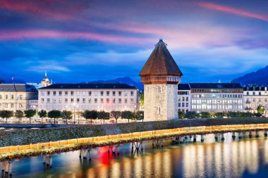 Lucerne, İsviçre 'de, Ruess Nehri' nde, Mt. Pilatus.