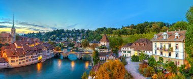 Bern, İsviçre Alacakaranlık Aare Nehri üzerindeki eski bir kasaba.