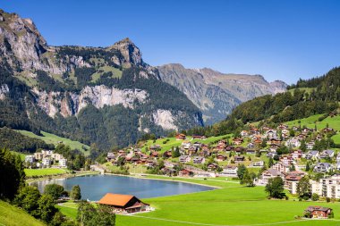 Engelberg, İsviçre Eugenisee Gölü ve Alpler.