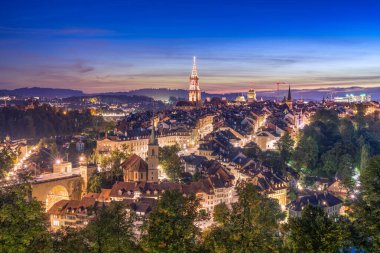 Bern, İsviçre 'nin eski kasabası alacakaranlıkta ufuk çizgisi.