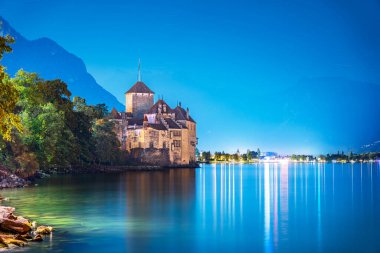 Cenevre Gölü 'ndeki Chillon Kalesi, İsviçre Alacakaranlıkta.