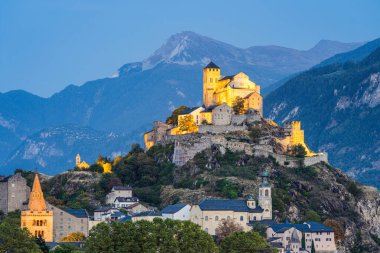 Sion, İsviçre Valais Kantonu 'nda mavi saatte.