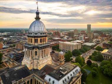 Springfield, Illinois, ABD şehir merkezi Eyalet Başkent Binası ile gökyüzü.