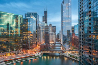 Chicago, Illinois ABD Alacakaranlık 'ta nehrin üzerinde ufuk çizgisi.