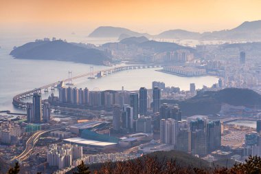 Busan, Güney Kore alacakaranlıkta gökyüzü manzarası.