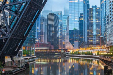Chicago, Illinois, ABD cityscape alacakaranlık nehir üzerinde.