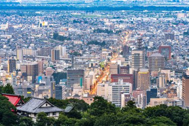 Nagano Şehri, Japonya, Asahi Dağı 'ndan alacakaranlıkta..