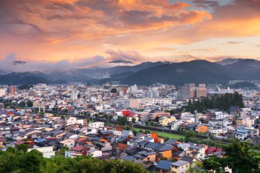Takayama, Gifu, Japonya tarihi şehir alacakaranlıkta ufuk çizgisi.