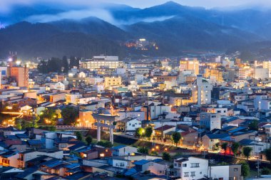 Takayama, Gifu, Japonya tarihi şehir alacakaranlıkta ufuk çizgisi.